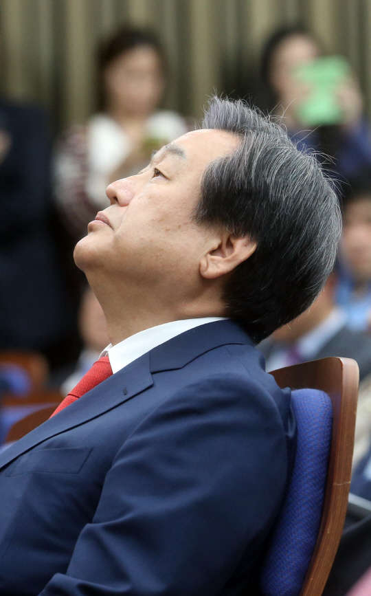 새누리당 김무성 대표가 지난달 30일 오후 국회에서 열린 의원총회에서 이학재 정치개혁특위 간사의 보고가 이어지는 동안 잠시 생각에 잠겨 있다.  연합뉴스